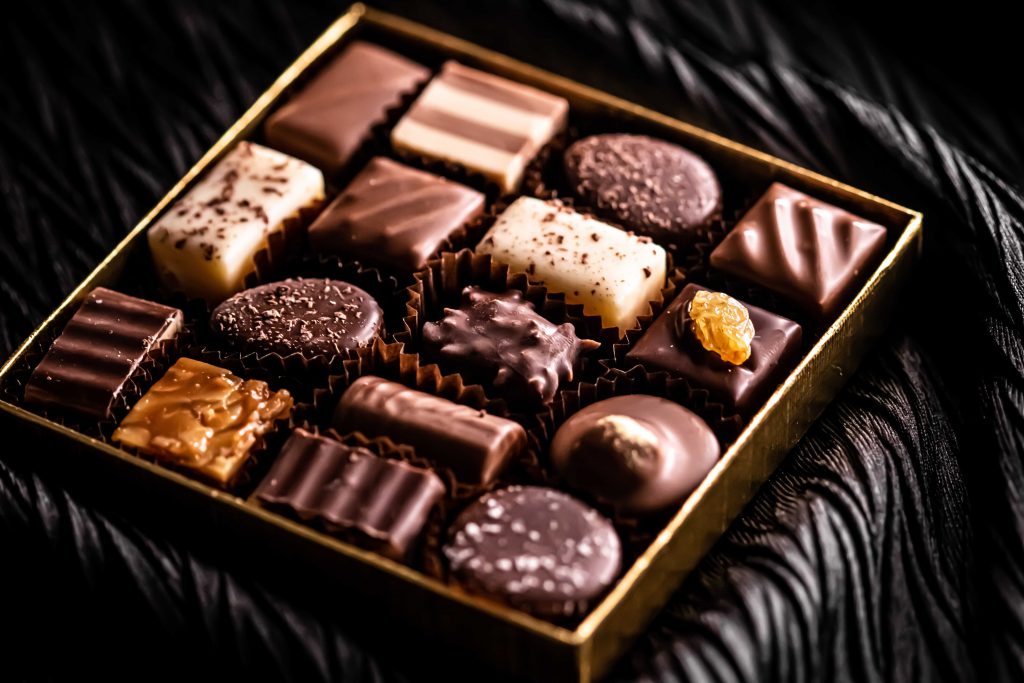 Pyszne czekoladowe praliny z nadzieniem wiśniowym w formie atrakcyjnej bombonierki to idealny prezent na każdą okazję